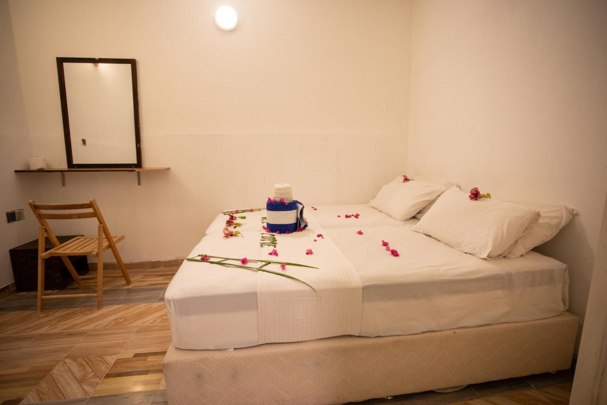 Ihaven Thulusdhoo Hotel ภายนอก รูปภาพ