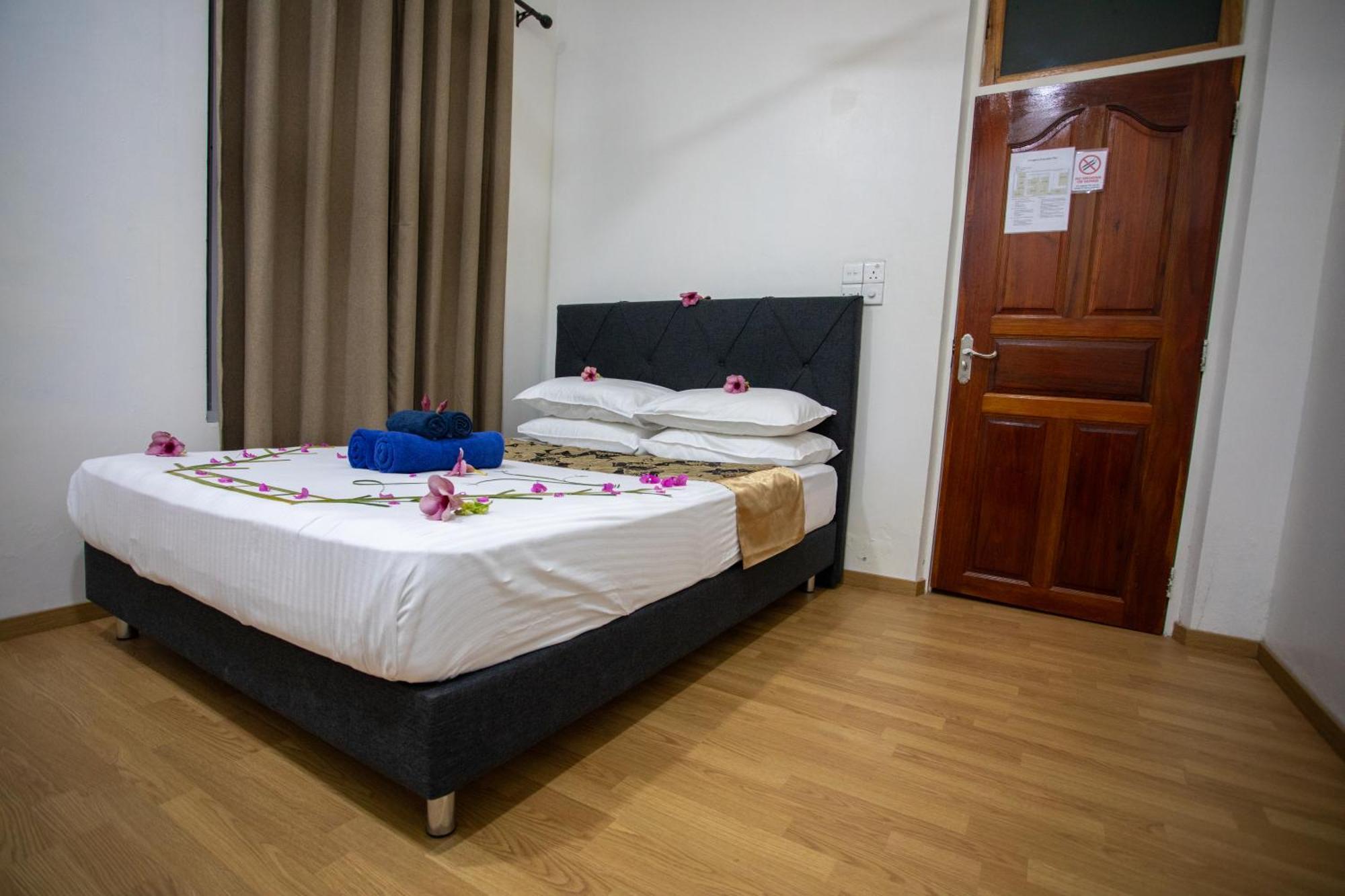 Ihaven Thulusdhoo Hotel ภายนอก รูปภาพ